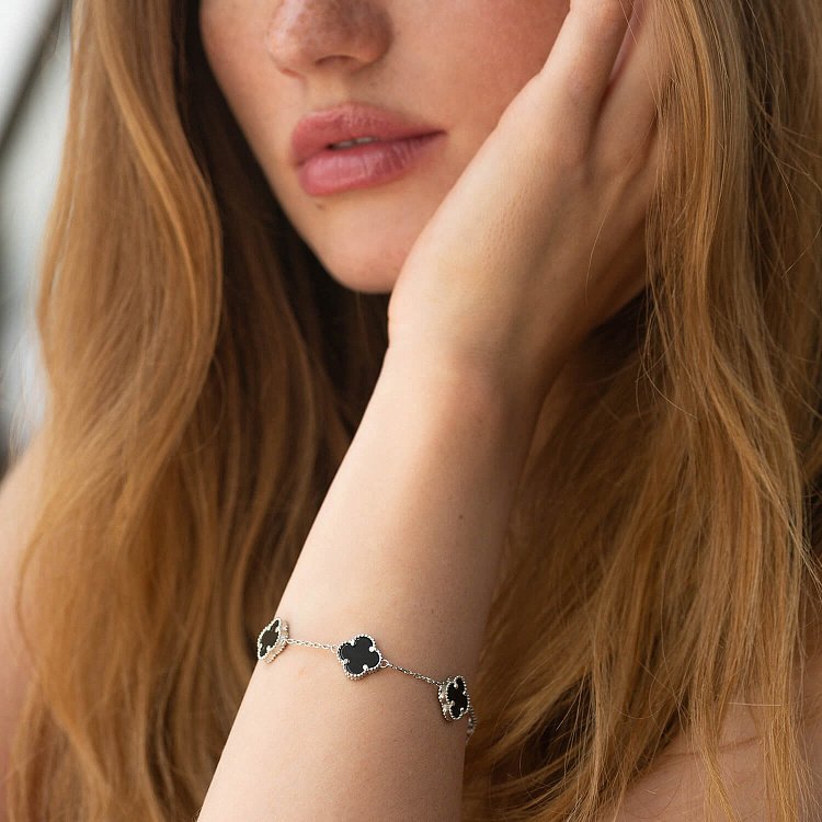 Срібний браслет "Конюшина" з оніксом 141648 від ювелірного магазину Онікс - 4