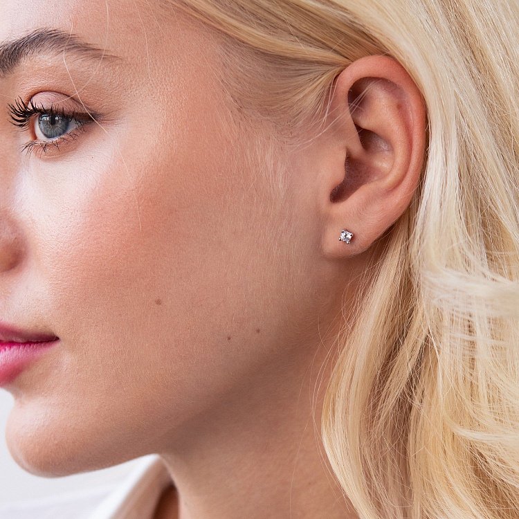 Сережки - пусети в білому золоті (фіаніти) с07676 від ювелірного магазину Онікс - 1