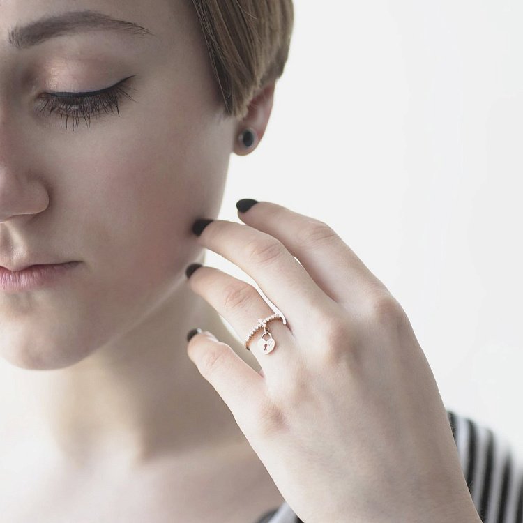 Золота каблучка "Серце" (фіаніти) к04844 від ювелірного магазину Онікс - 6