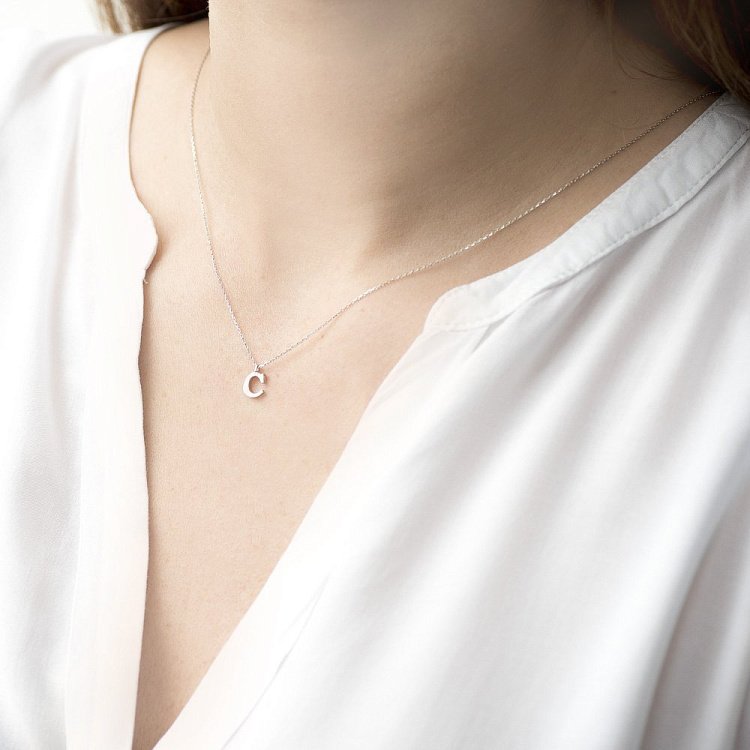 Серебряное колье с буквой С 18618б от ювелирного магазина Оникс - 1