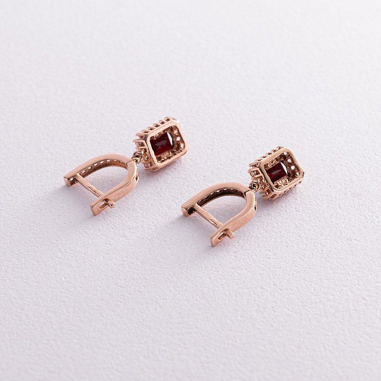 Золотые серьги с пиропом (гранатом) и фианитами с04177 от ювелирного магазина Оникс - 2