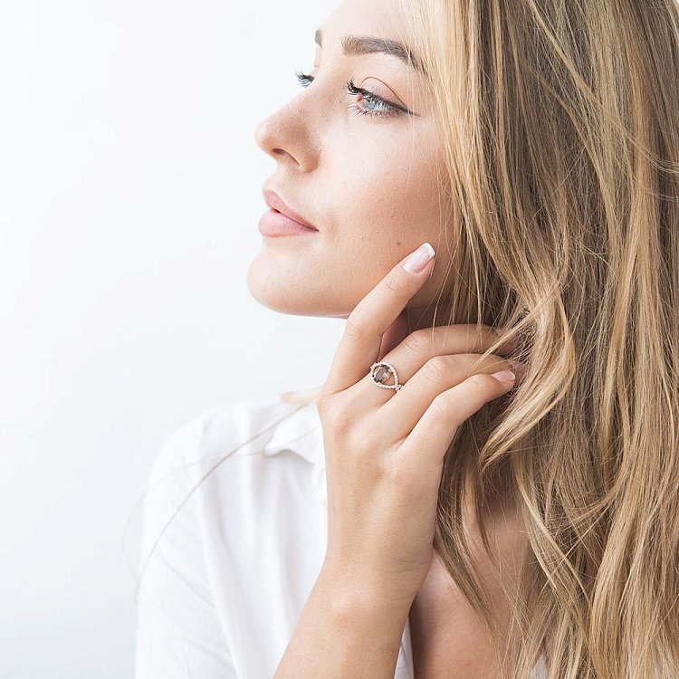 Золотое кольцо (дымчатый кварц, фианиты) к02371 от ювелирного магазина Оникс - 1