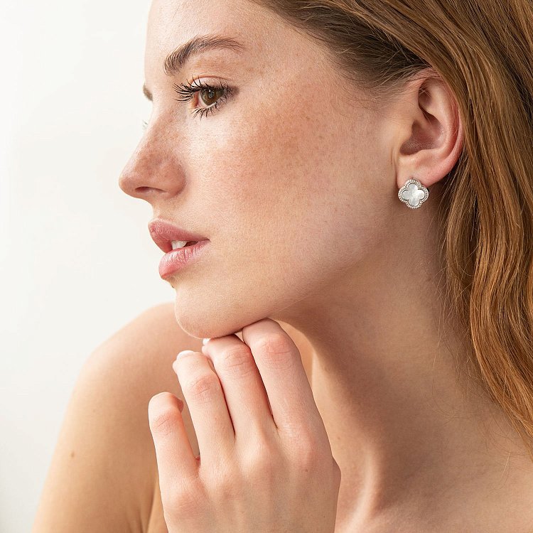 Серьги "Клевер" в белом золоте (перламутр) с07285 от ювелирного магазина Оникс - 1