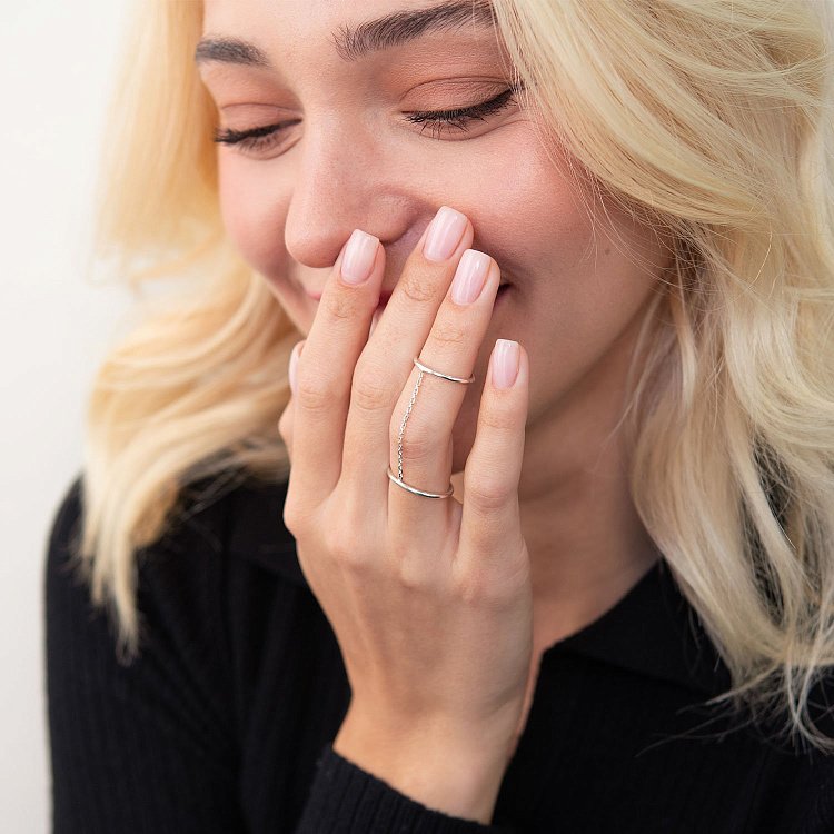 Серебряное двойное кольцо на цепочке 112625 от ювелирного магазина Оникс - 6