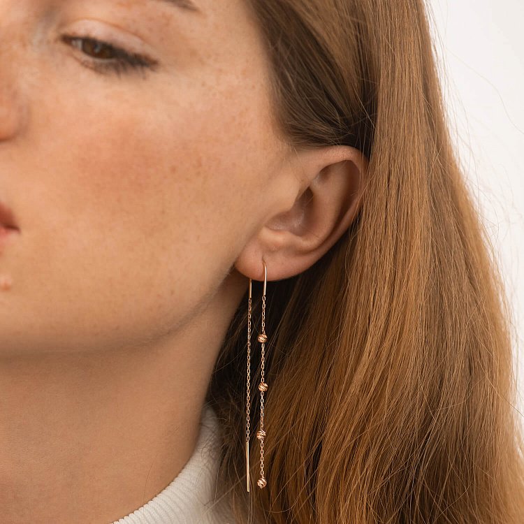 Серьги - протяжки с шариками (красное золото) с09047 от ювелирного магазина Оникс