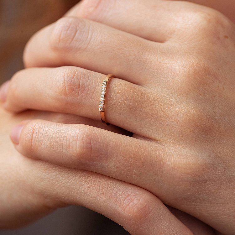 Каблучка "Astrid" у червоному золоті (фіаніти) к07568 від ювелірного магазину Онікс - 1