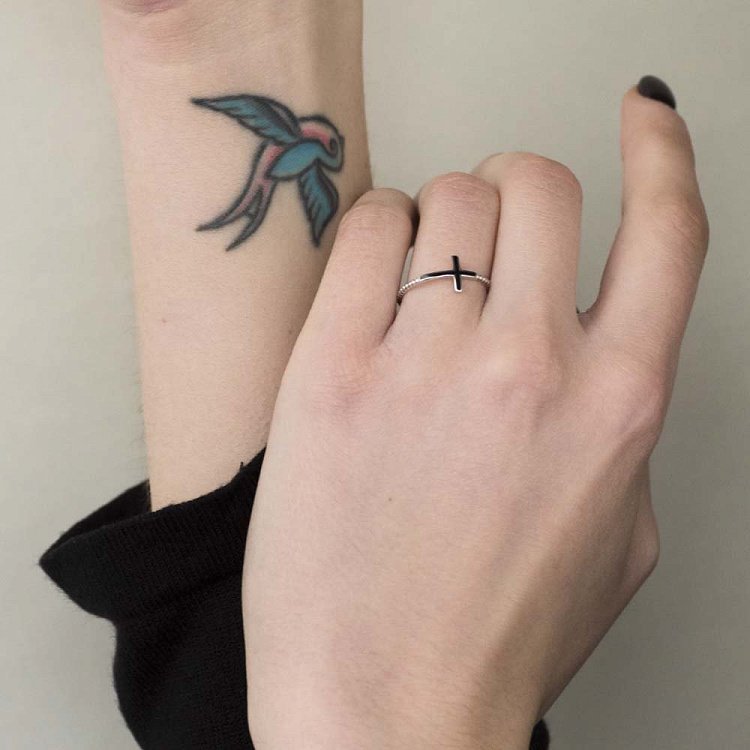 Срібний перстень "Хрестик" з емаллю 112026 - 1 Срібний перстень "Хрестик" з емаллю 112026 від ювелірного магазину Онікс - 1