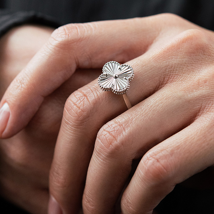 Серебряное кольцо "Клевер" 112832 от ювелирного магазина Оникс - 1