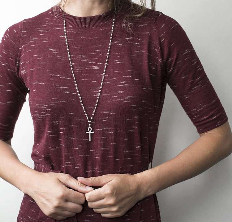 Серебряное колье Крест с фианитами и искусственным жемчугом 18535 от ювелирного магазина Оникс