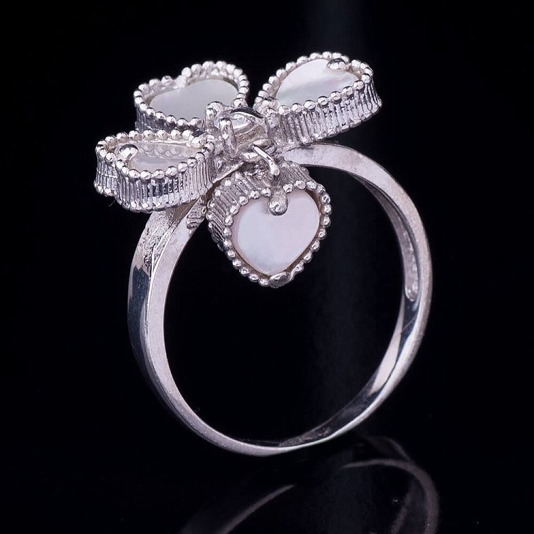 Кольцо "Клевер" (перламутр) 111682 от ювелирного магазина Оникс - 1