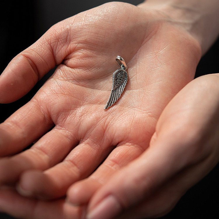 Срібна підвіска "Крильце" (чорніння) 131962 від ювелірного магазину Онікс - 1