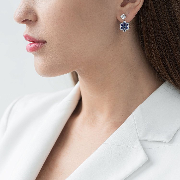 Золоті сережки-пусети "Квіточки" з сапфірами і діамантами сб0309gl від ювелірного магазину Онікс - 1