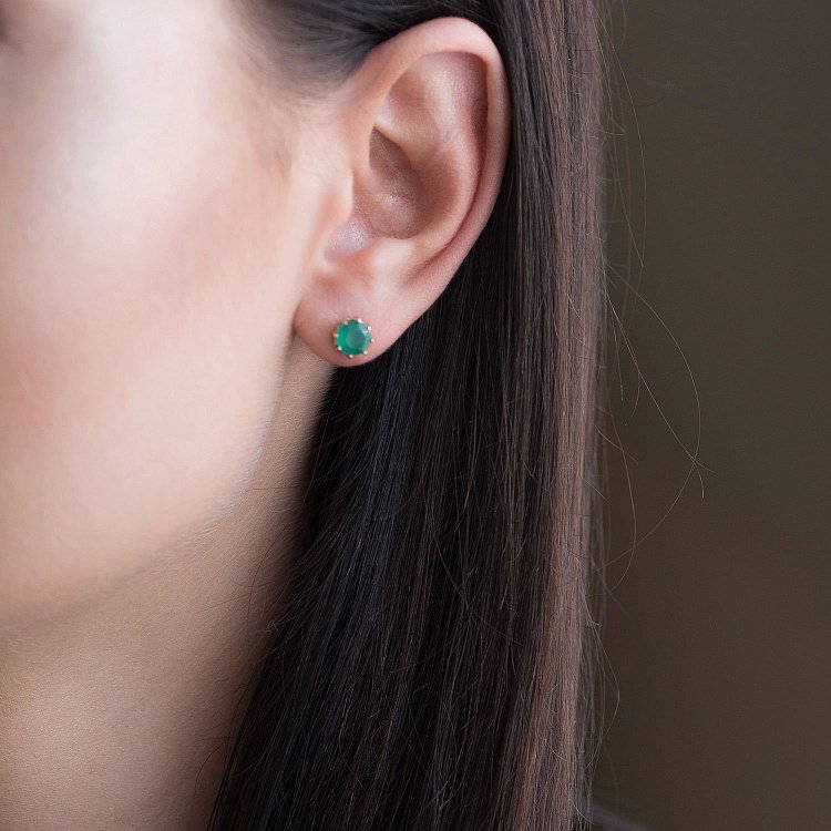 Золотые сережки-пусеты с ониксом с06309 от ювелирного магазина Оникс - 1