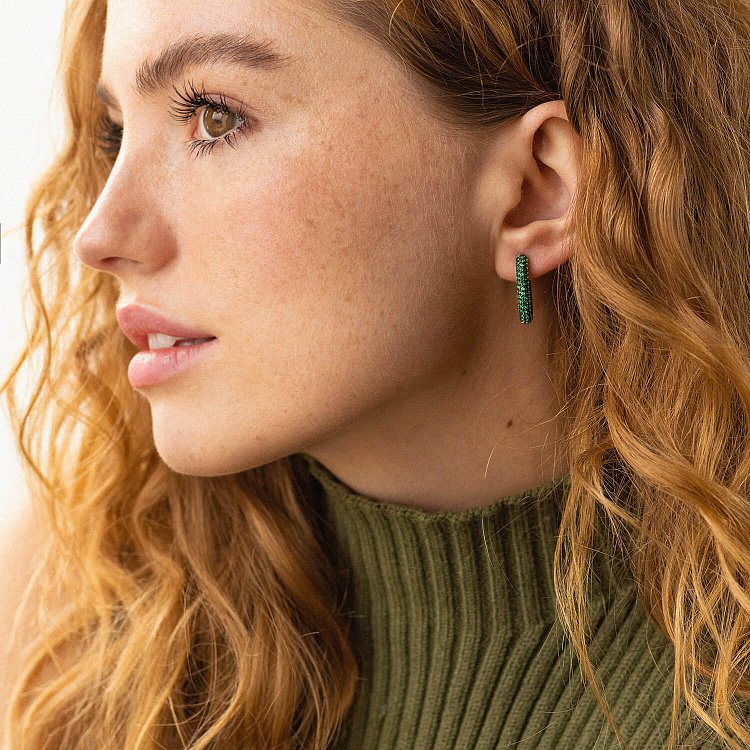 Срібні сережки із зеленими фіанітами 841 від ювелірного магазину Онікс - 1