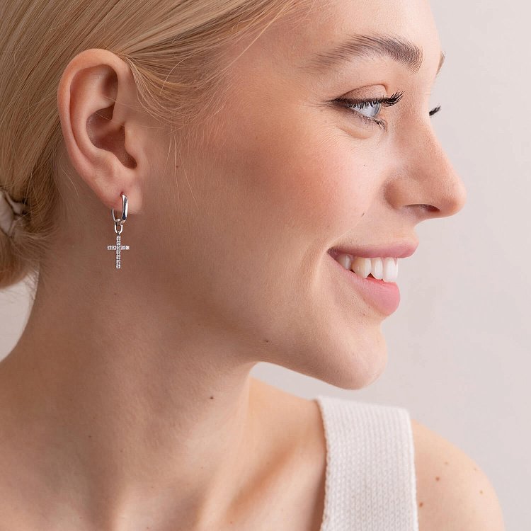 Золоті сережки - кільця з хрестиком (діаманти) 316251121 від ювелірного магазину Онікс - 1