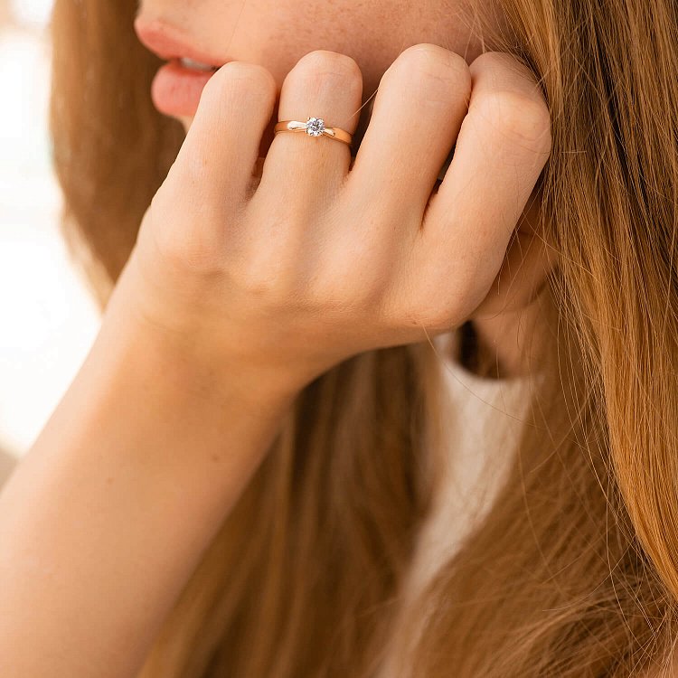 Помолвочное золотое кольцо "Сердце" (фианит) к08153 от ювелирного магазина Оникс - 1