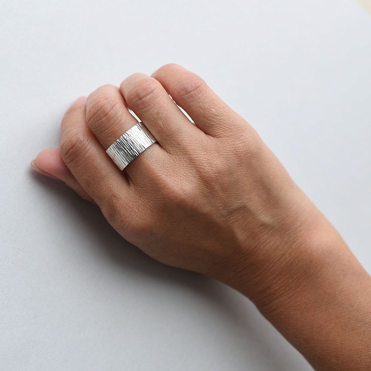 Широкое кольцо "Тропический ливень" в серебре 112208 от ювелирного магазина Оникс