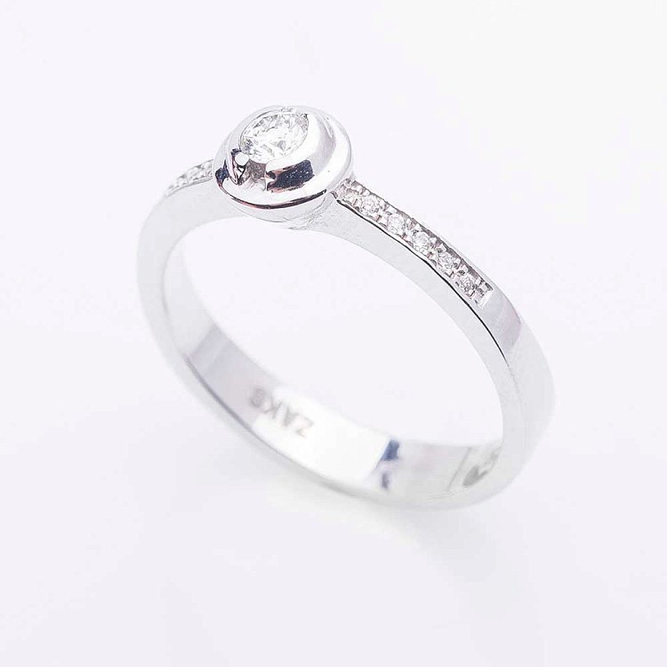 Золотое кольцо с бриллиантами к0019sh Золотое кольцо с бриллиантами к0019sh от ювелирного магазина Оникс