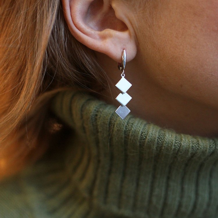 Срібні ромбовидні сережки 122239 від ювелірного магазину Онікс - 2