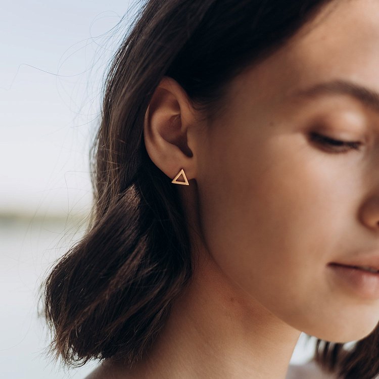 Золотые серьги-пусеты "Треугольники" с06312 от ювелирного магазина Оникс