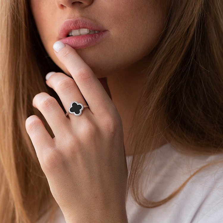 Каблучка "Конюшина" в білому золоті (онікс) к06625 від ювелірного магазину Онікс - 3