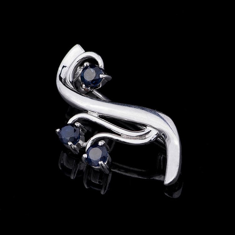 Серебряная брошь с синим сапфиром 16061 от ювелирного магазина Оникс