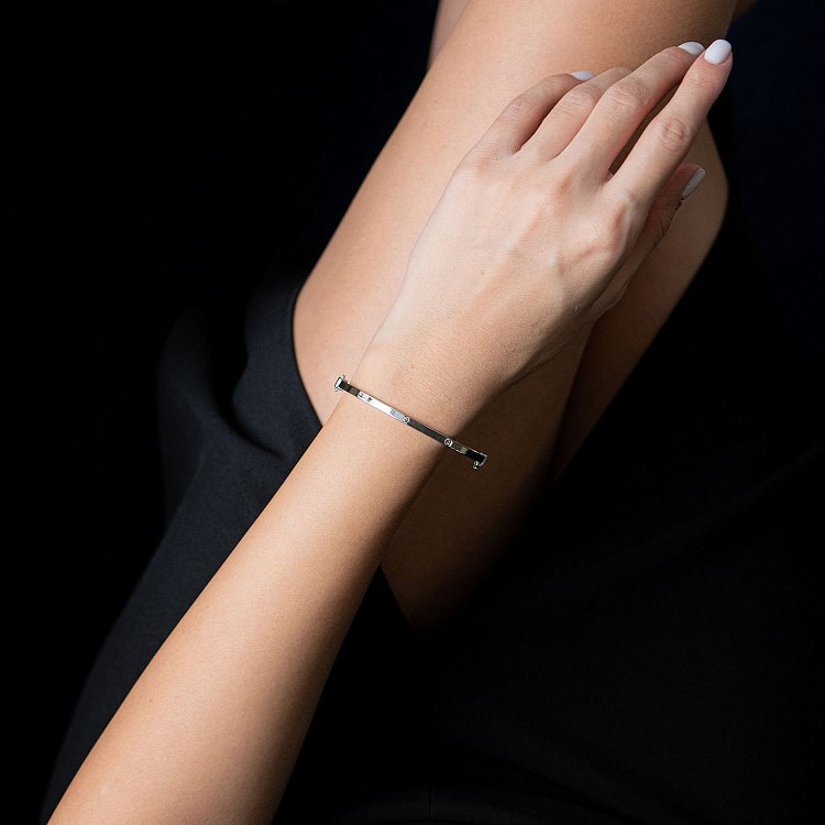 Жесткий браслет Love из белого золота (0.3 см) б03769 от ювелирного магазина Оникс - 5