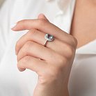 Серебряное кольцо с голубым топазом и фианитами 111479 от ювелирного магазина Оникс - 1