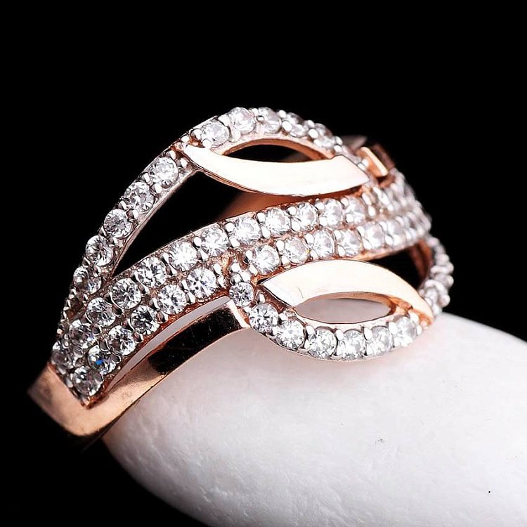 Золота жіноча каблучка з фіанітами к01977 від ювелірного магазину Онікс - 1