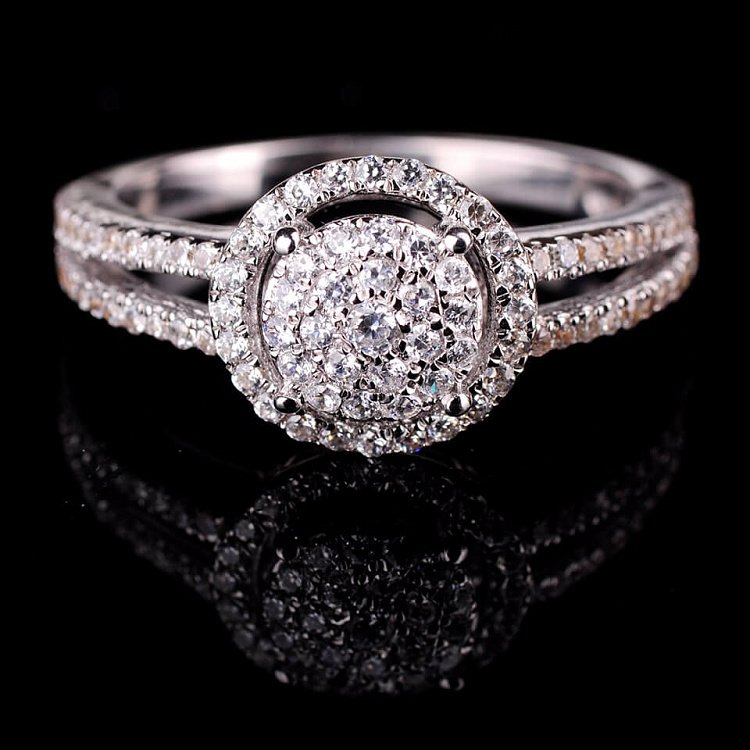 Срібний перстень з фіанітами 111422 від ювелірного магазину Онікс