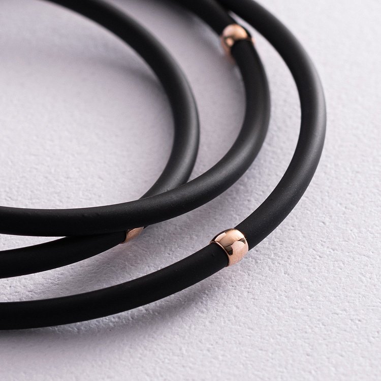 Каучуковый шнурок с золотой гладкой застежкой и вставками из золота (3мм) кол00867 от ювелирного магазина Оникс - 1