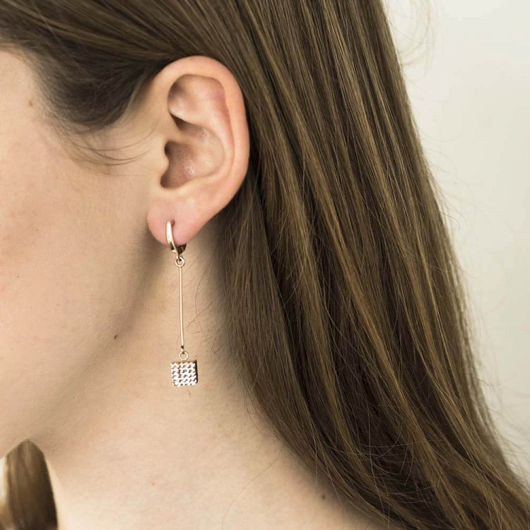 Золотые серьги с кубиками с05655 от ювелирного магазина Оникс - 2