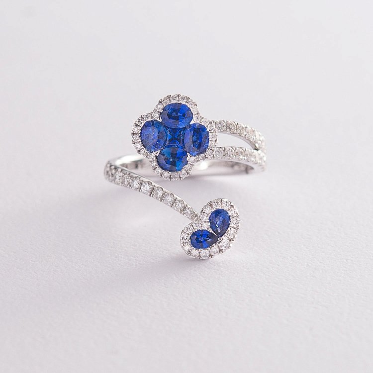 Золота каблучка Конюшина з діамантами і сапфірами R01565mi від ювелірного магазину Онікс