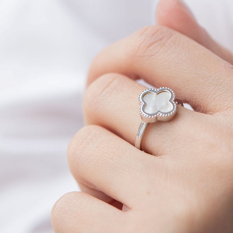 Кольцо "Клевер" в белом золоте (перламутр) к06737 от ювелирного магазина Оникс - 5