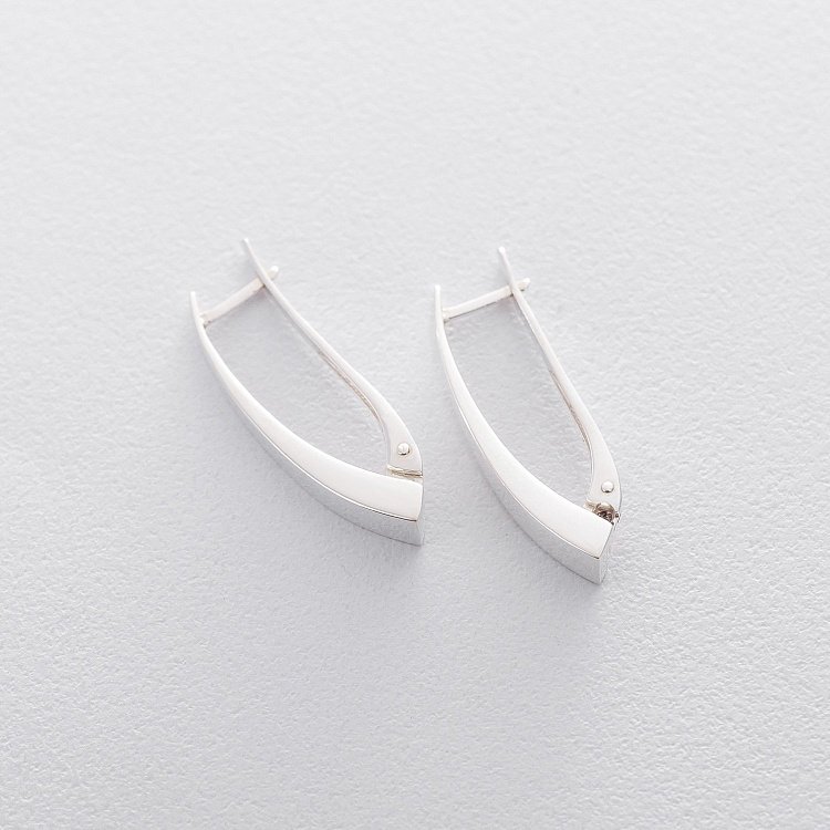 Серебряные серьги 121788 от ювелирного магазина Оникс