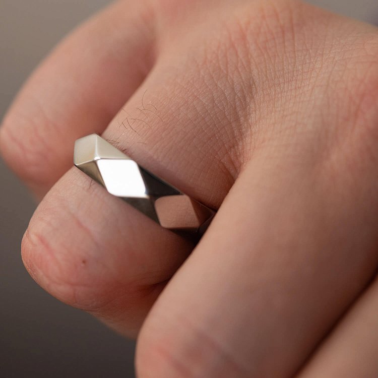 Обручальное кольцо "Грани" в белом золоте 215821100 от ювелирного магазина Оникс - 1