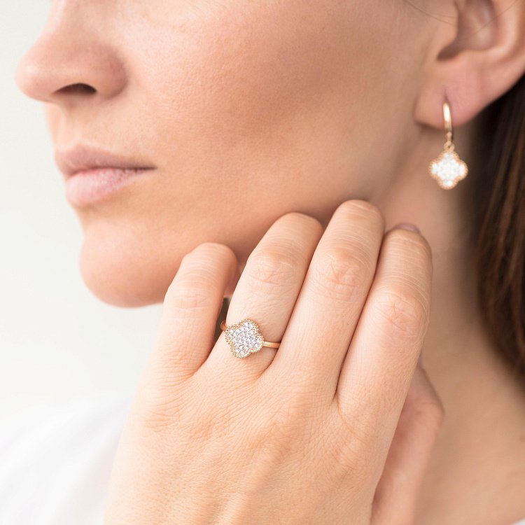 Золота каблучка "Конюшина з фіанітами" к05692 від ювелірного магазину Онікс - 1