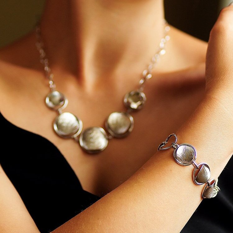 Серебряное женское колье 15065 от ювелирного магазина Оникс - 2