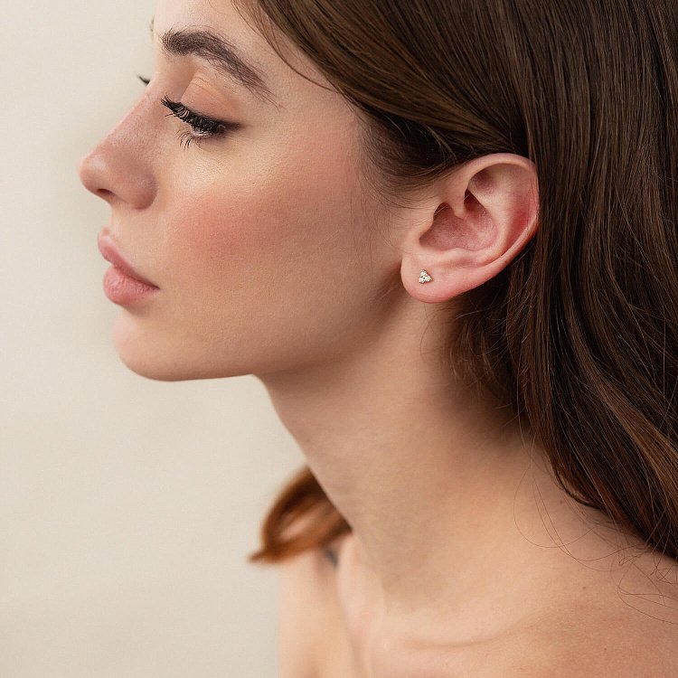 Золотые серьги - пусеты "Треугольники" с фианитами с07700 от ювелирного магазина Оникс - 6