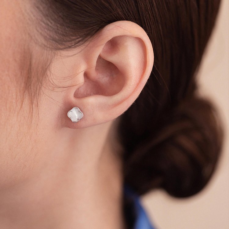 Срібні сережки - пусети "Конюшина" з перламутром mini 123294 від ювелірного магазину Онікс - 3