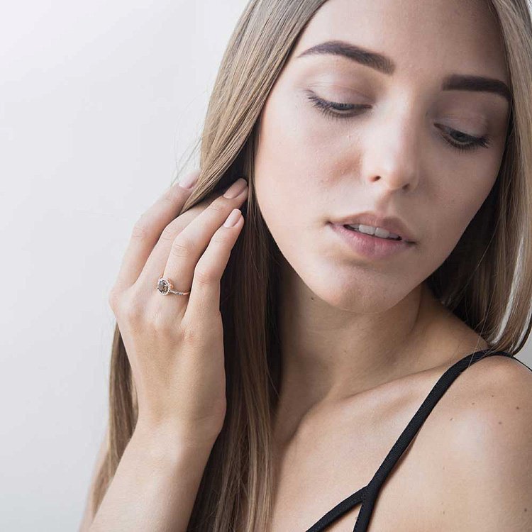 Золотое кольцо с дымчатым кварцем и фианитами к04627 от ювелирного магазина Оникс - 2