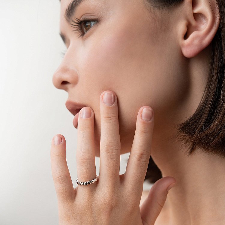 Серебряное кольцо с сердечками 112009 от ювелирного магазина Оникс - 3