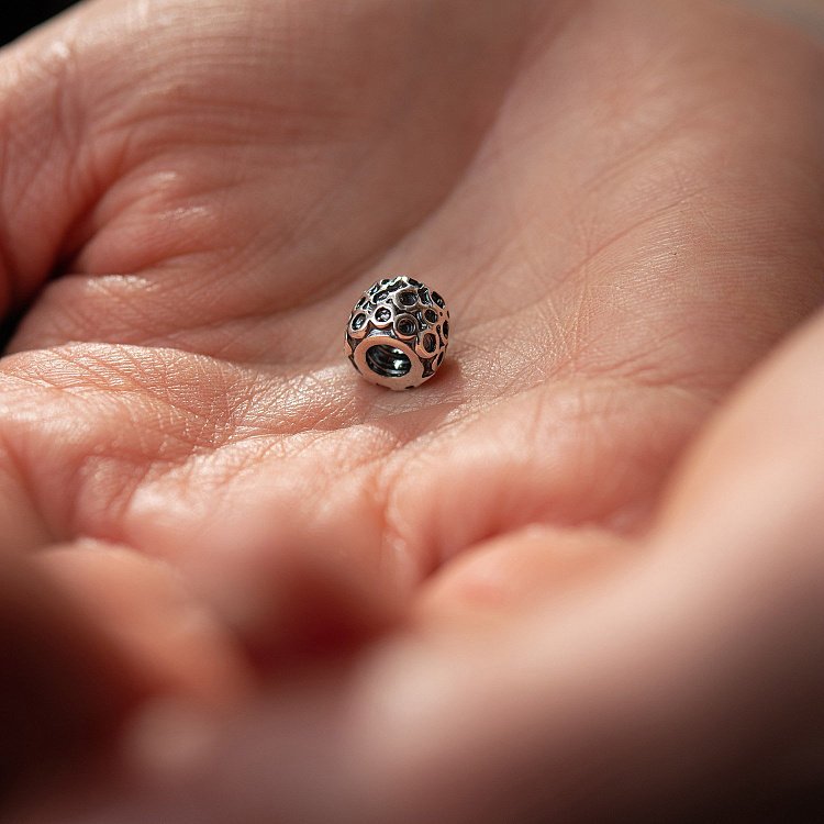 Срібний шарм (чорніння) 132087 - 1 Срібний шарм (чорніння) 132087 від ювелірного магазину Онікс - 1