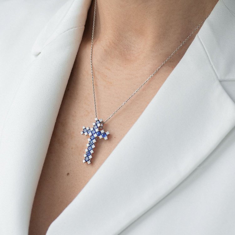 Золотой крестик (сапфиры, бриллианты) п545 от ювелирного магазина Оникс - 1