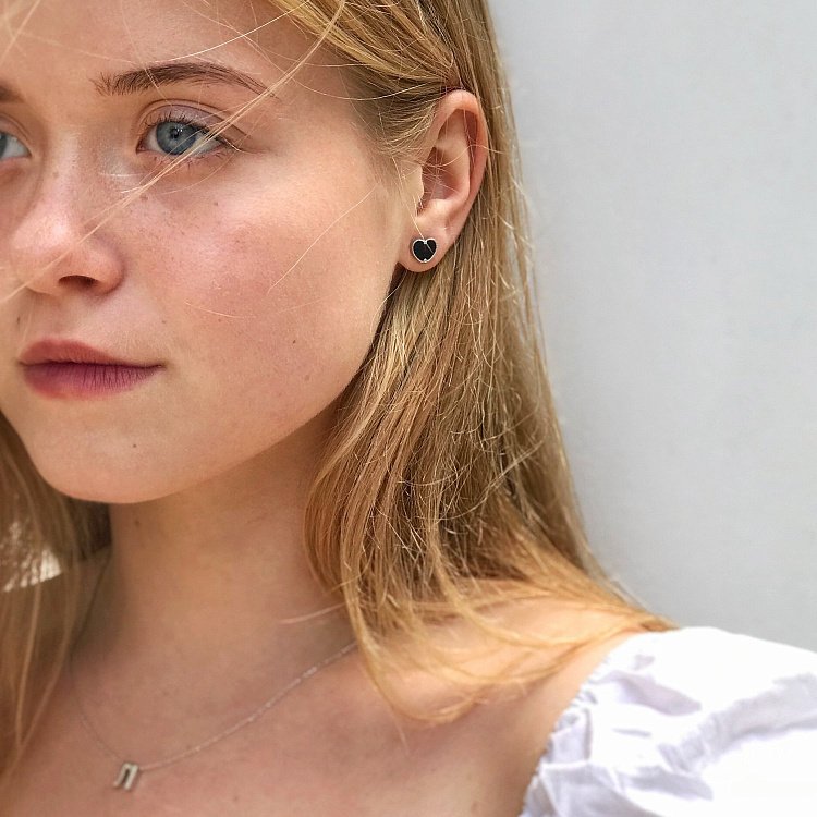 Серебряные серьги - пусеты "Сердечки" с ониксом 122483 от ювелирного магазина Оникс - 2