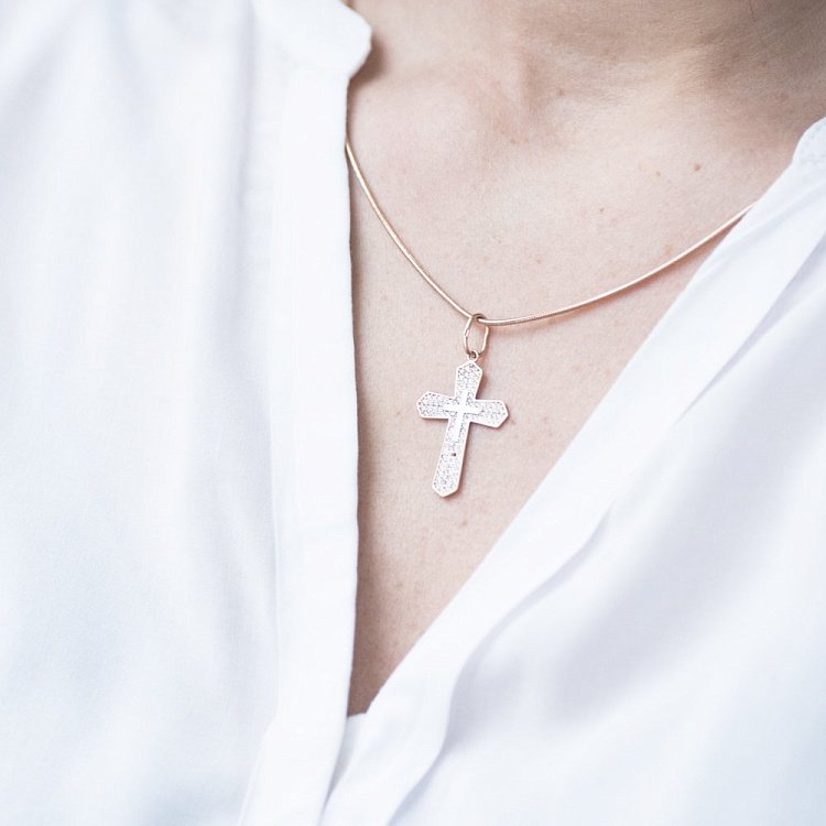 Золотой крестик с камнями п01933 от ювелирного магазина Оникс - 2