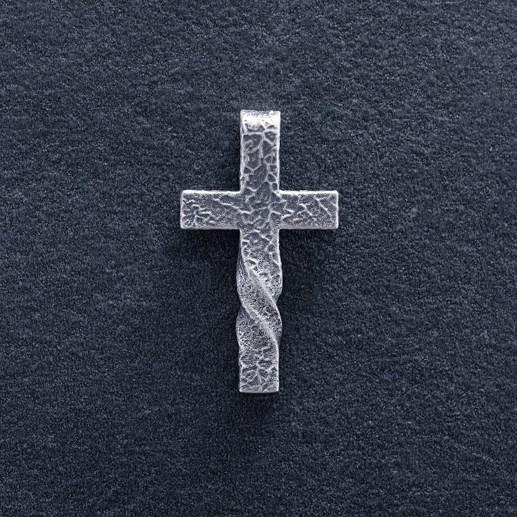 Срібний хрестик із чорнінням 7092 від ювелірного магазину Онікс