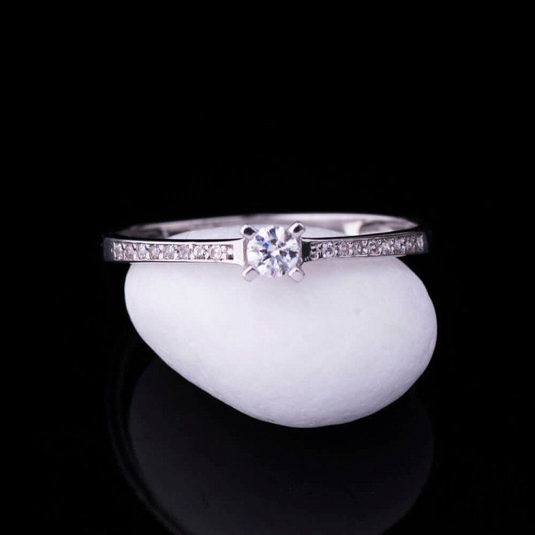 Помолвочное кольцо с фианитами (родий) 111602 от ювелирного магазина Оникс