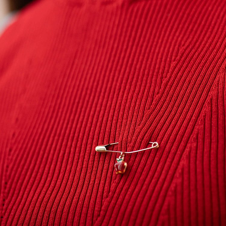 Золота шпилька "Яблуко" (емаль) зак00208 від ювелірного магазину Онікс - 2