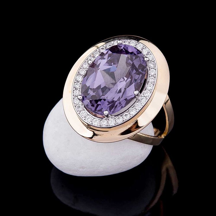 Золотое кольцо с александритом и фианитами к04083 от ювелирного магазина Оникс - 3